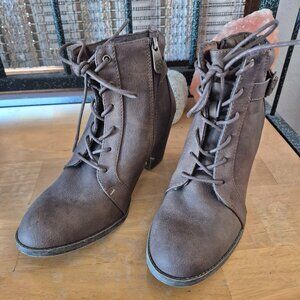 Daisy Fuentes Brown Leather Booties. Size 9.5